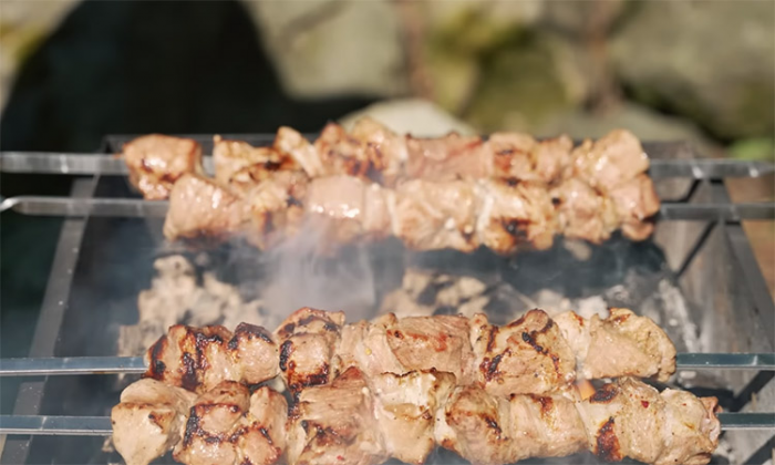 Шашлык из Кахетии с гранатовым соком: мягкое мясо и хрустящая корочка