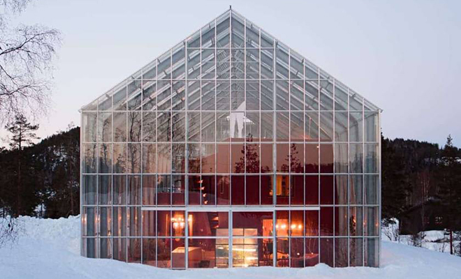 Норвежская семья построила дом внутри огромной теплицы. Зачем было выбрано такое решение