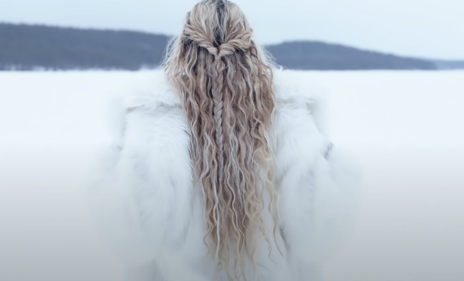 Женщина из Скандинавии показала свою зарядку: начинает день с ледяной проруби. Видео