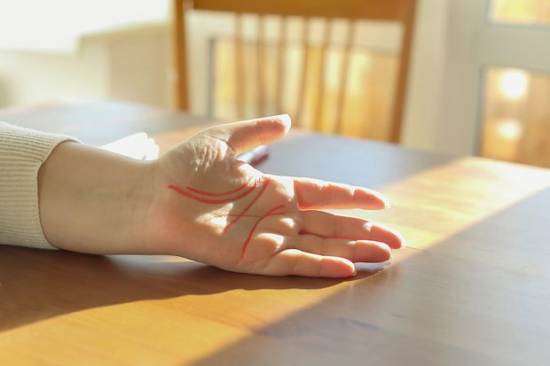 Лобковые парики, калечащие операции и странные лайфхаки для сна. На что шли люди ради красоты и здоровья в 2025 году?