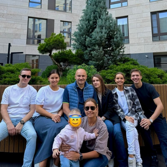 «Она им просто открыла дверь»: как старшая сестра Авериных повлияла на судьбу Дины и Арины и стала мамой в 2023 году