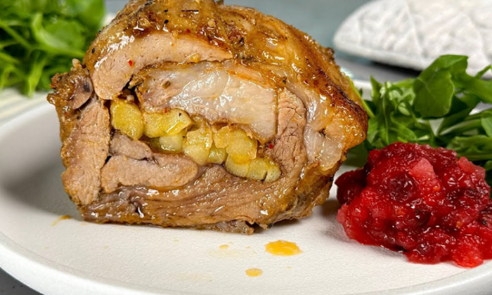 Монреальская свинина с особой начинкой: приготовили так, что тает во рту