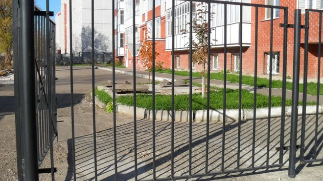 Кованые заборы: разновидности, преимущества и уход (102 фото)