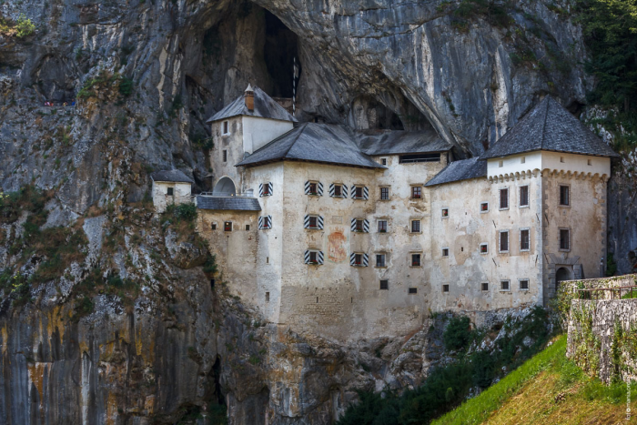 Почему в Европе тысячи каменных замков, а в России их почти нет?