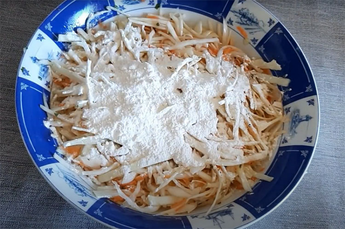 Капустный пирог на сковороде. Делается в два счета, можно готовить даже на завтрак