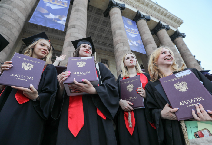 Как получить красный диплом в вузе: необходимый средний балл, допустимое число четверок и советы педагога-психолога