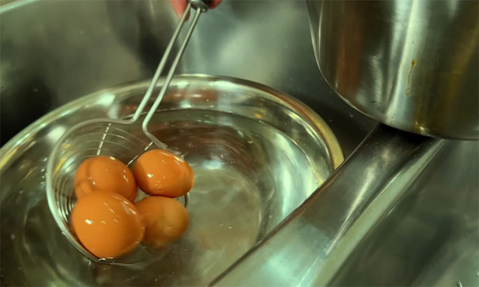 Сыпем макароны прямо в салат и добавляем консервы: за 20 минут праздничная закуска на столе