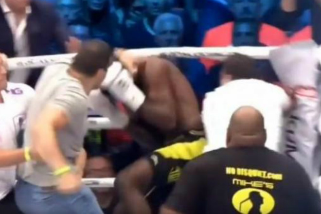 Разъяренные болельщики выскочили на ринг жестко наказали кикбоксера за подлый удар
