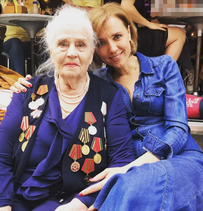 «Ей уже 103 года, а она до сих пор красит губы!»: кто такая Ксения Алферова и почему она до сих пор молода