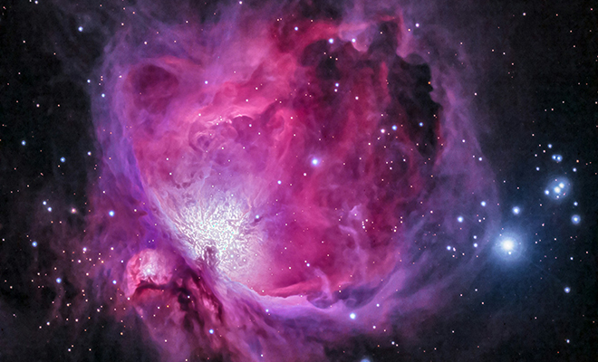 Хаббл зафиксировал уникальное явление: другая галактика теряет свое вещество, словно его что-то засасывает