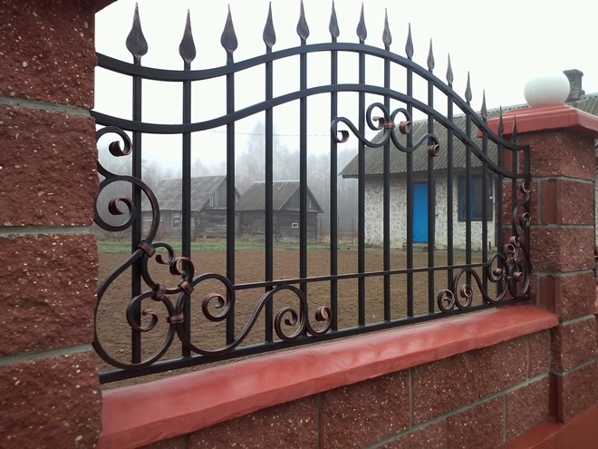 Кованые заборы: разновидности, преимущества и уход (102 фото)
