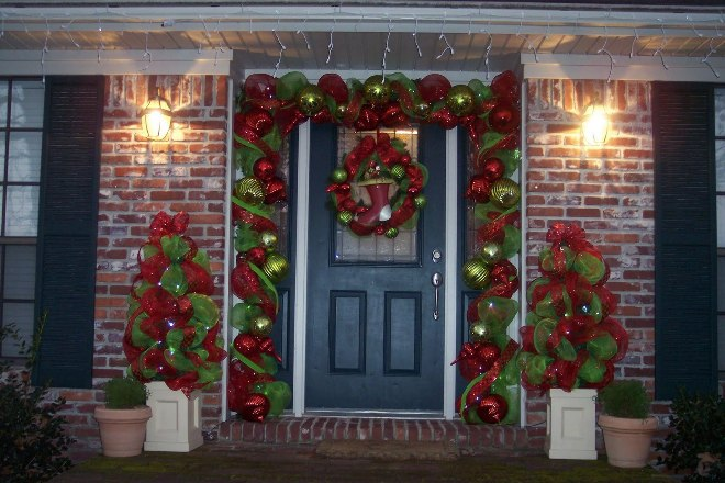 Самые популярные и необычные украшения дверей на Новый год (63 фото)