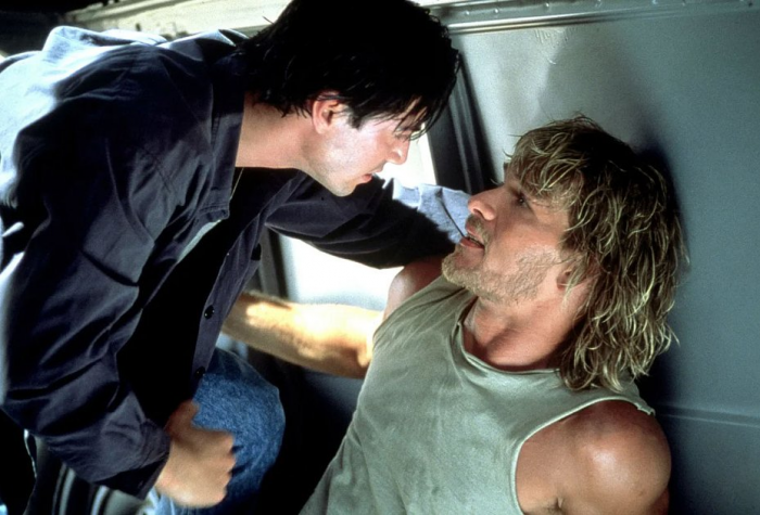 Культовый «На гребне волны» — снова в кино. Как боевик о грабящих банки серферах стал одним из важнейших фильмов 1990-х?