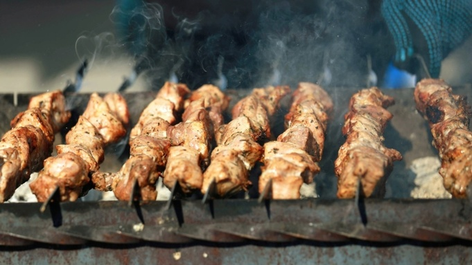 В Роскачестве назвали главный риск при обработке сырого мяса