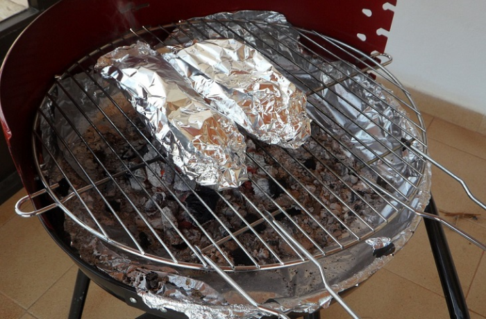 Правда и мифы о том, насколько опасно готовить в фольге