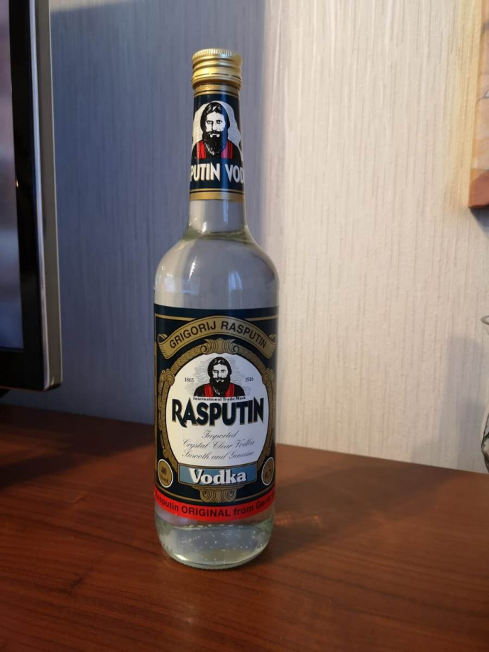 Какая водка была самой популярной в 90-е годы и стояла на столе в Новый год