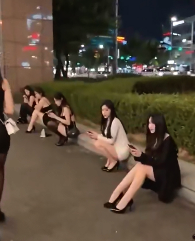 В Гуанчжоу нашли необычную улицу. Турист задался вопросом, что делают все эти девушки: видео