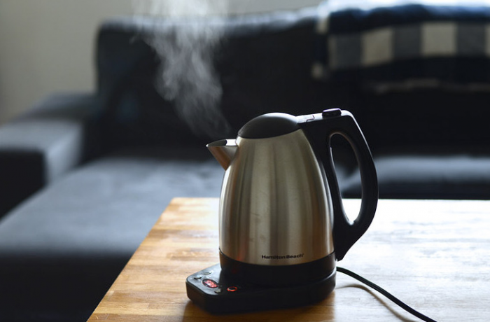 Смешиваем соль с маслом и сводим слой грязи со сковороды. Чистим кухню до блеска подручными средствами