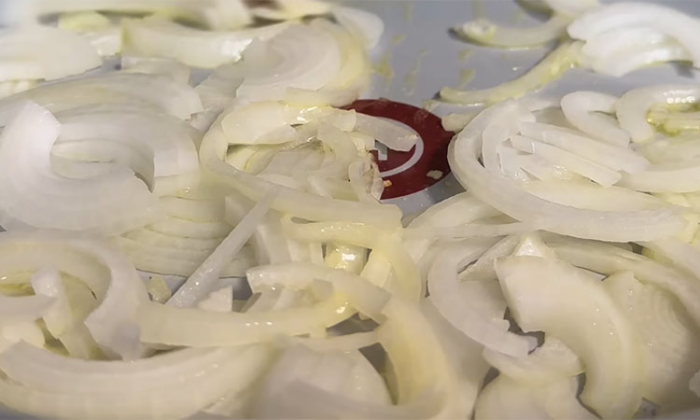 Открыли банку сардин и французский ужин готов: просто добавили лук и картошку