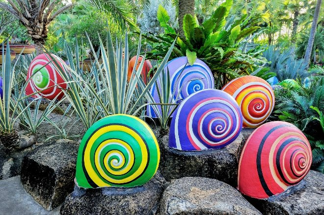 Как украсить участок около дома своими руками: фото, знакомые решения и креативные идеи  (44 фото)