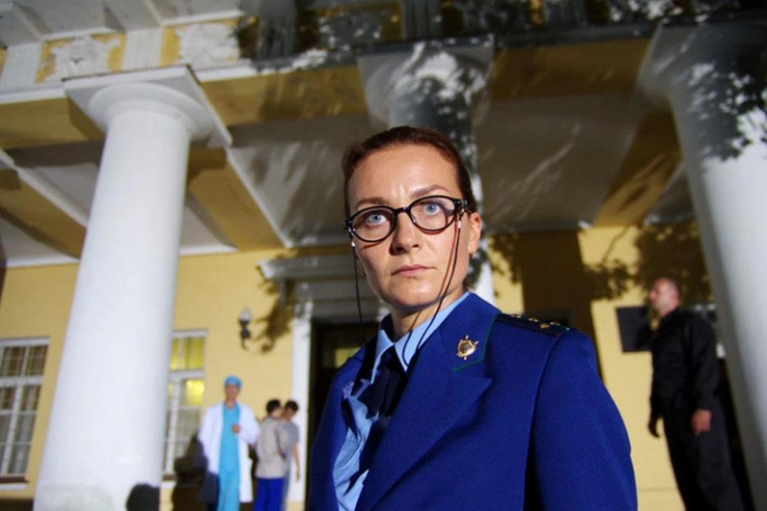 «Мы живем на раскаленных углях»: 50-летняя Анна Дюкова рассказала о браке с Ильей Шакуновым, ревности и «платонических романах»