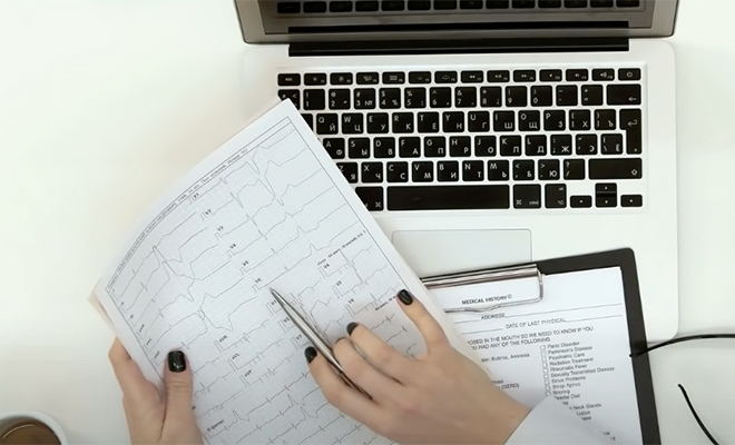 Мужчина помог с учебой незнакомой бедной девочке. Он еще не знал, что через 12 лет поступок спасет ему жизнь