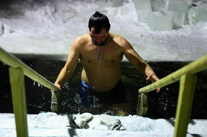 Кому опасно окунаться в прорубь в Крещение