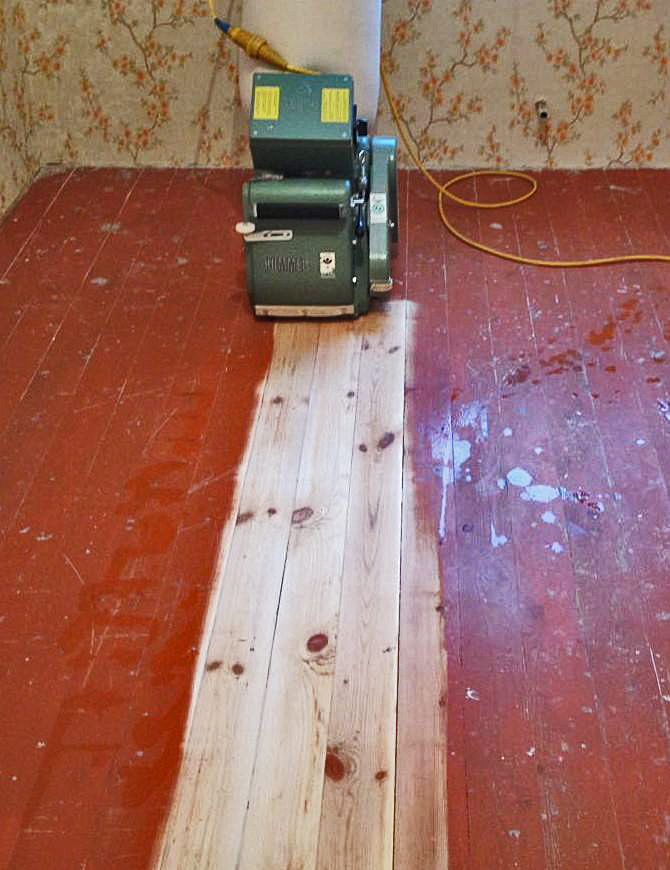 Бабушка красила полы в коричневый цвет каждую весну. Я думал — традиция. Оказалось, наши предки были хитрее, чем мы думаем