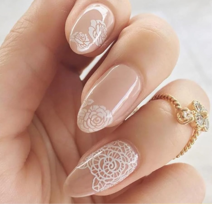 Маникюр на 8 Марта: идеи с фото