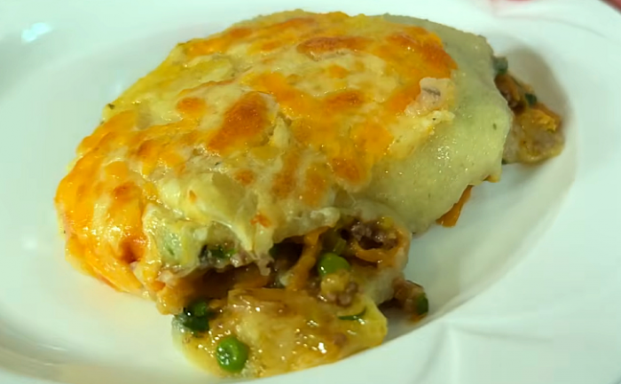 Замена пюре и скучным котлетам: запекаем фарш под кукурузной кашей