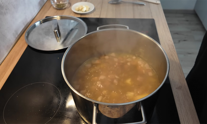 Пражская чеснечка: густой суп с чесноком, сыром и ржаными гренками