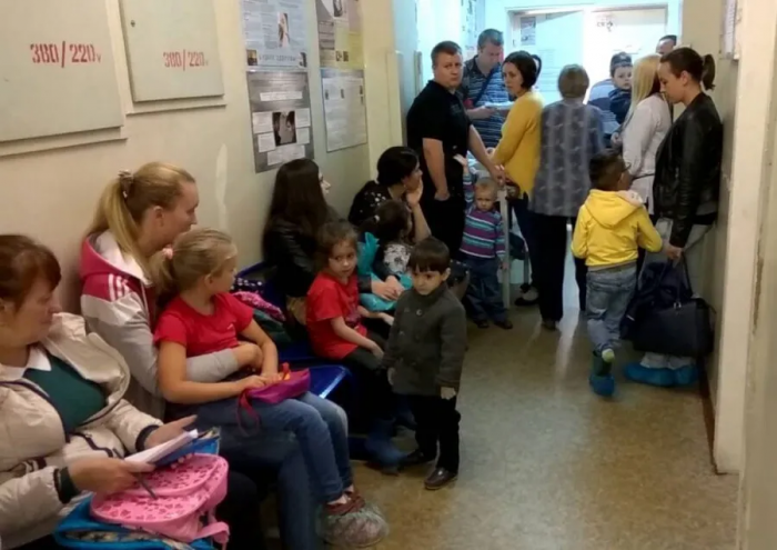 В клетку, а потом в кишлак: мигрант, угрожавший врачу расправой из-за неуважения к его жене, уехал колонию