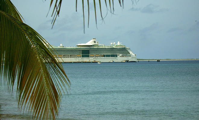 Какие правила действуют на нудистском круизе и за что тут могут высадить с корабля уже в первом порту