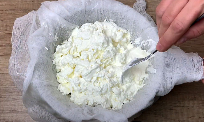 Превращаем замороженный пакет кефира в домашний сыр. Просто убираем лишнюю влагу