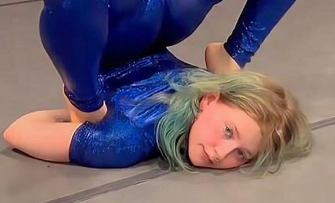 Самая гибкая девушка в мире показала как может согнуться на видео