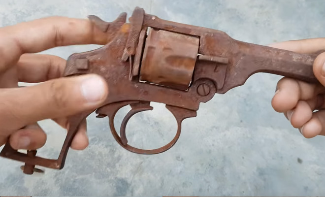 Работа оружейного мастера: ржавый револьвер из земли стал как новый в руках реставратора