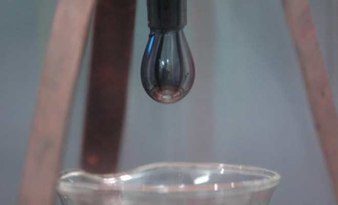 За каплей наблюдают уже 93 года: самый долгий эксперимент ученых