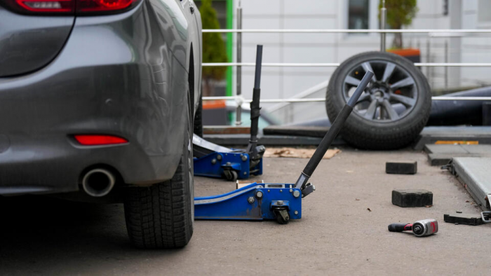 Выездные автомастера требуют десятки тысяч рублей за проколотое колесо