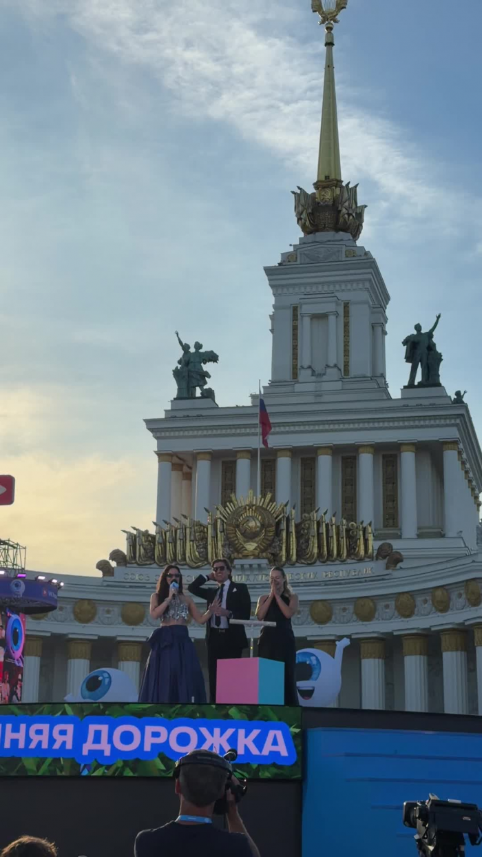 Самый милый момент на VK Fest: футболист Руслан Нигматуллин и его жена Эвелина Сынча рассекретили пол будущего ребенка