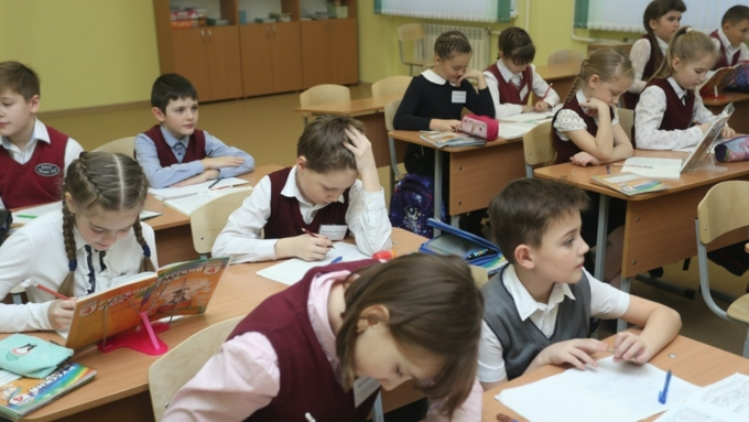 "Заряжены на пятерки". В Барнауле будущим первоклассникам подарили ранцы