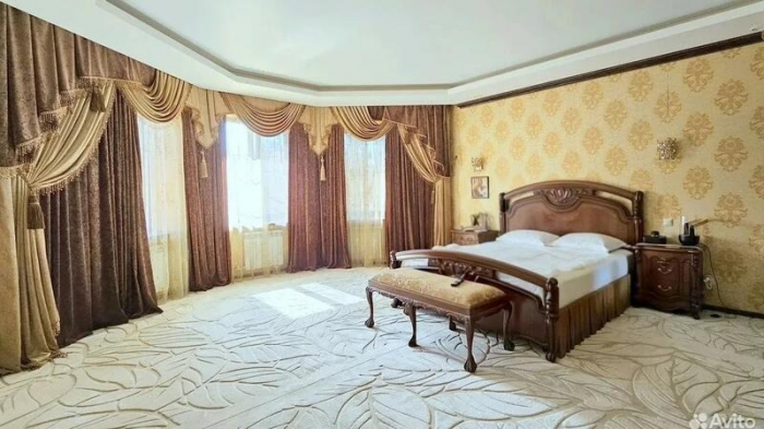 В Барнауле продают "дом мечты за полцены" с единорогом и ванной комнатой кровавых оттенков