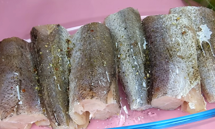 Недорогой хек будет вкуснее красной рыбы. Рецепт для духовки