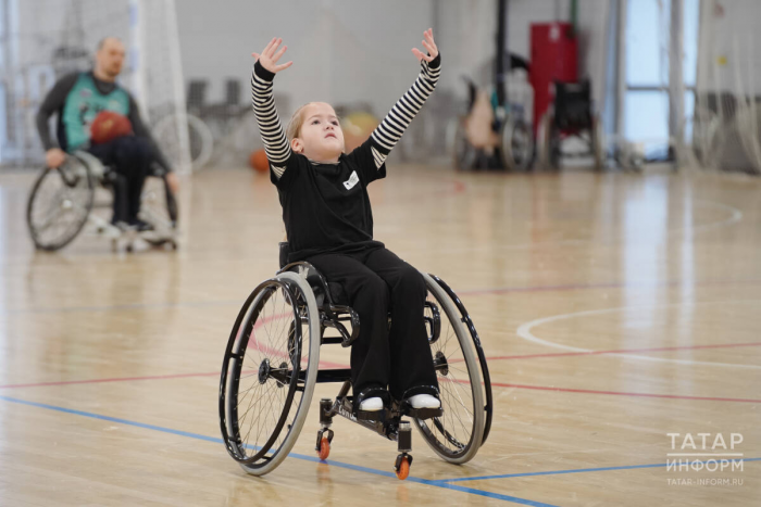 «Она может стать звездой в танцах на колясках»: история девочки-инвалида из Лисичанска