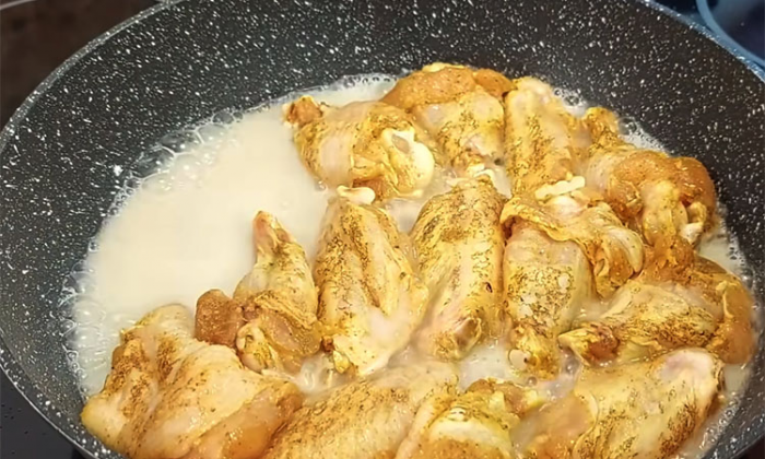 Идеальные куриные крылышки: показываем хитрый трюк с мукой для лучшей панировки