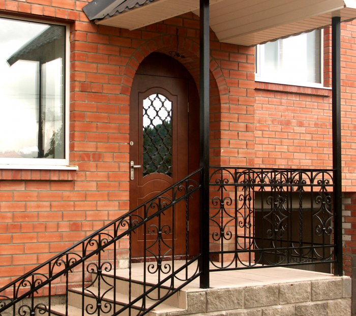 Выбираем идеальную входную дверь для домашнего интерьера (22 фото)