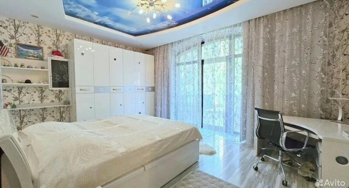 В Барнауле продают "дом мечты за полцены" с единорогом и ванной комнатой кровавых оттенков
