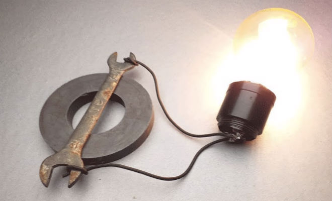 Лампочка горит от обычного магнита: обматываем проволокой и генерируем ток