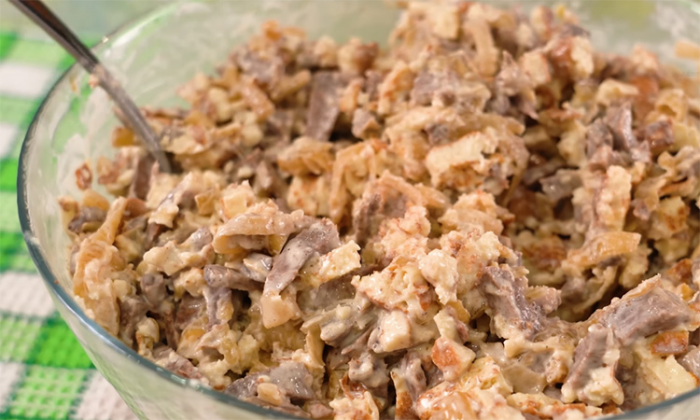 Всего 3 ингредиента, но такой салат вы не пробовали. Тут и блины, и нежная заправка, и почти без затрат