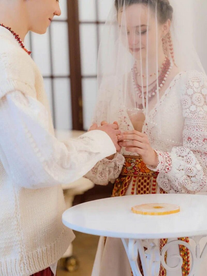 Тайные свадьбы и миллионные траты: звёздные браки, потрясшие 2025 год