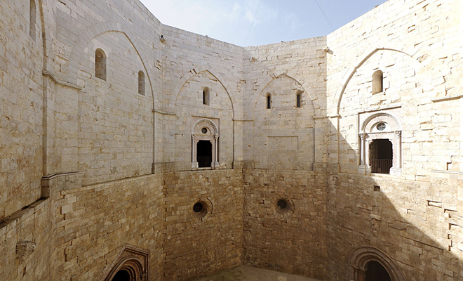 В 1240 году средневековый рыцарь построил самый странный замок мира. Он отражает устройство Вселенной